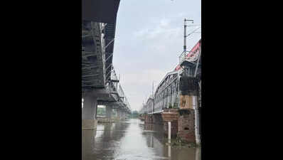 New rail bridge alongside Loha Pul ready for train ops