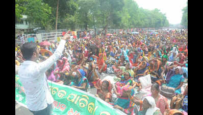 MDM cooks, helpers protest salary delay, demand increase in honorarium