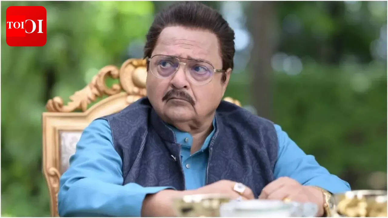 'Dhurandhar: The Revenge' special screening: Ranveer Singh teases Aditya Dhar as Yami Gautam breaks down in tears