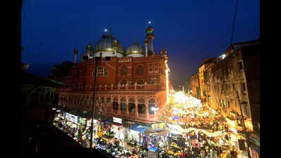 Markets abuzz with last-min shoppers as families wrap up preparations for Eid