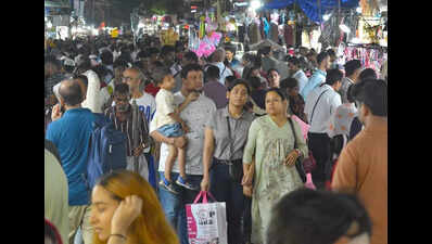 Markets abuzz with last-min shoppers as families wrap up preparations for Eid