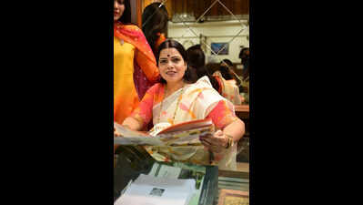 Mayor assists injured riders after oil spill on Vikhroli flyover