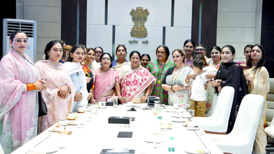 Delhi CM holds pre-budget meeting with transgender community
