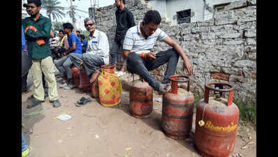 Nearly 1.9 lakh LPG consumers wait for refills in Patna amid supply fears