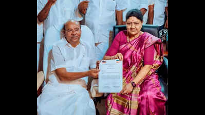 Sasikala and Ramadoss sign poll pact