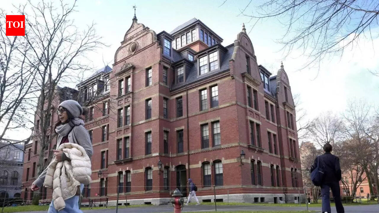 हार्वर्ड अभी भी अमेरिका के सपनों के कॉलेजों में शीर्ष पर है, लेकिन लागत, तनाव और बदलती प्राथमिकताएं दौड़ को फिर से परिभाषित करती हैं