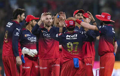 bengaluru-royal-challengers-bengaluru39s-yash-dayal-celebrates-with-teammates-af.jpg
