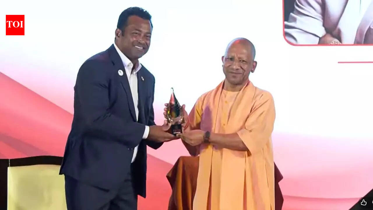 Leander Paes receiving the Mentor of the Year award at TOISA 2025