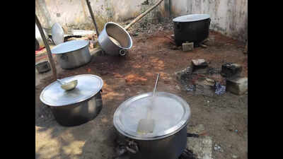 Varsity kitchen goes open-air to run on firewood for hostel food supply