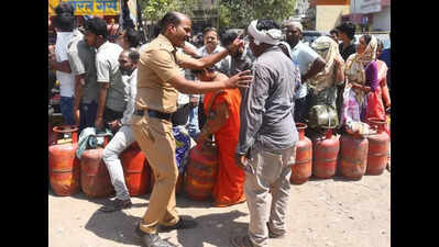 Distributors claim shortage of domestic LPG in Sambhajinagar; Panic booking, say authorities