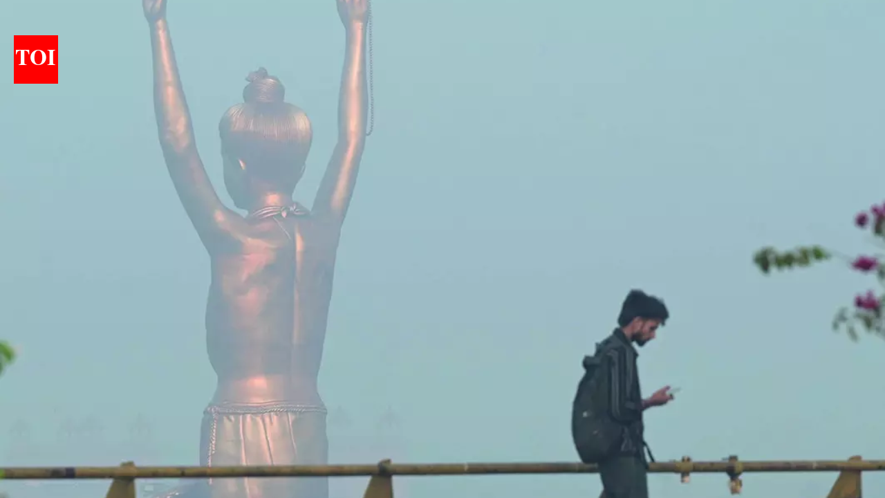 Foggy Saturday morning gives Delhi Jan-like feeling in March; another rain spell likely on 23rd