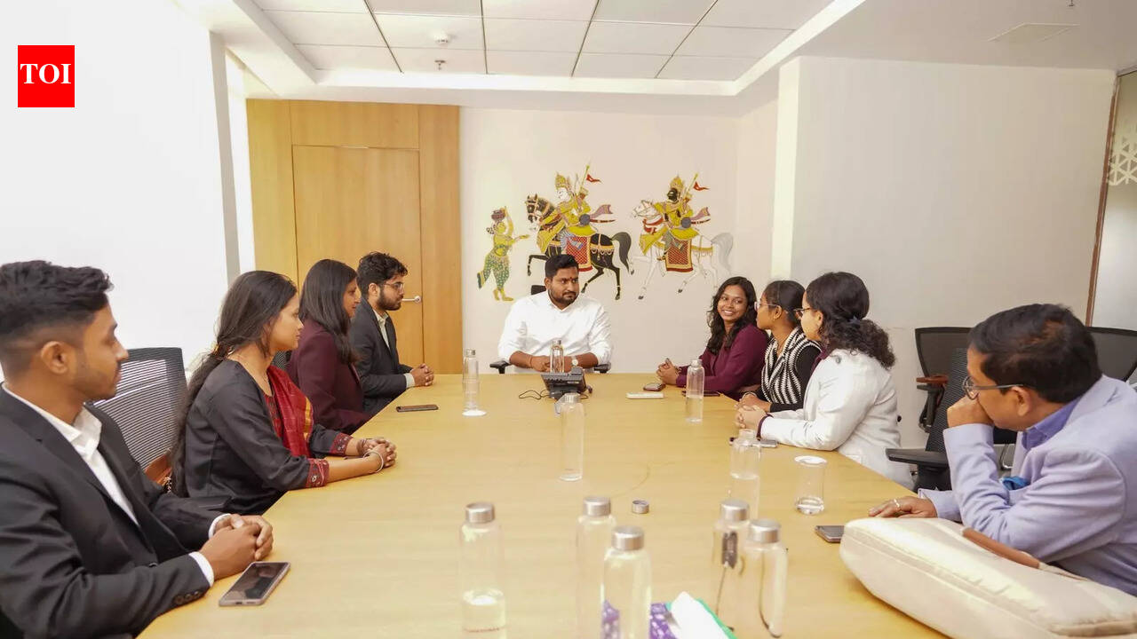 Minister lauds 7 students’ show at Tokyo event