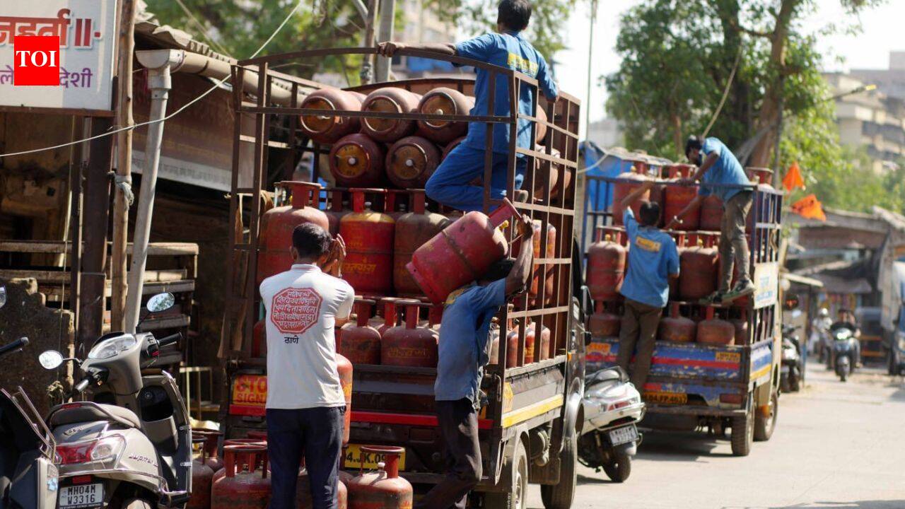 LPG Gas Shortage in India Live Updates: Centre pushes for PNG connections, asks ministries to assess demand; LPG vessels slated to dock at New Mangalore Port this week