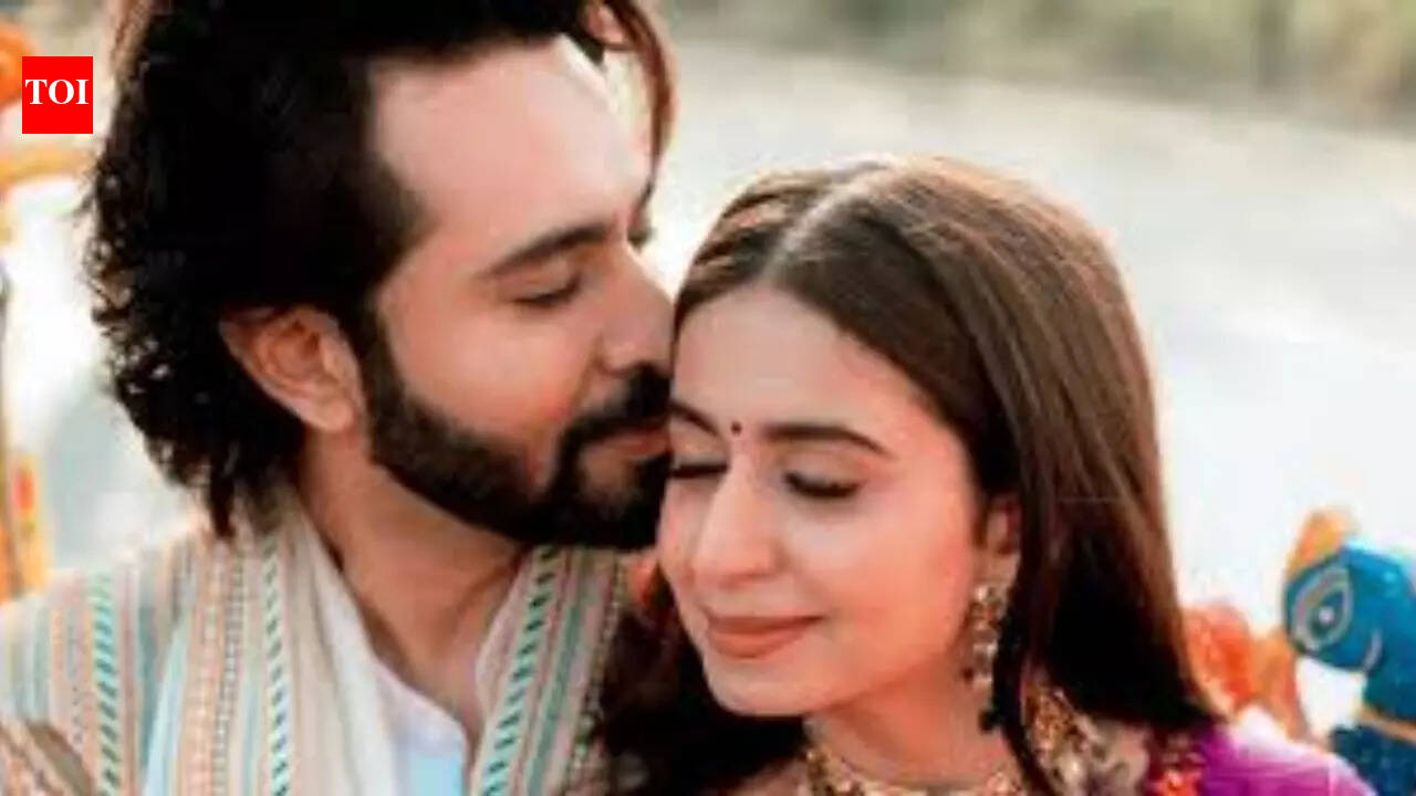 Kinjal Dave and Dhruvin Shah spotted together in Ahmedabad; Paparazzi ask about wedding plans