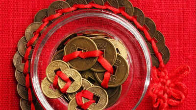  Placing these golden coins in red thread can attract wealth
