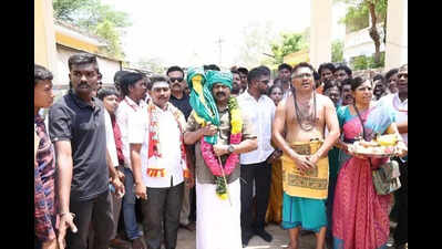 Seeman commences poll campaign criticising the promise of freebies by DMK and AIADMK