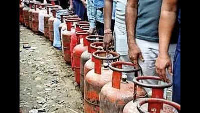 Restaurants levy ‘gas surcharge’ on bills, allege black marketing despite govt checks