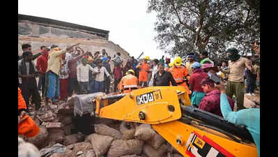 4 dead, 12 hurt as cold storagefacility collapses in Prayagraj