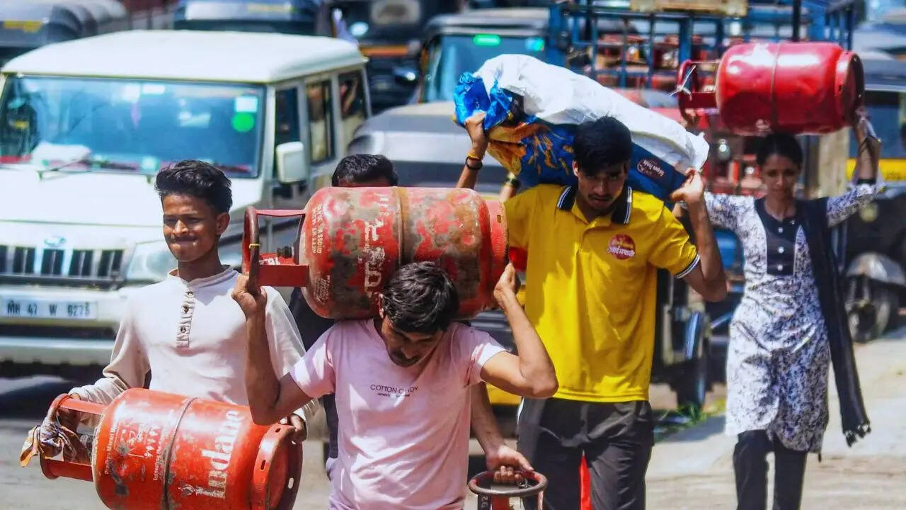 LPG Crisis in India Live Updates: CCPA warns hotels and restaurants against  adding LPG and fuel charges to bills - The Times of India