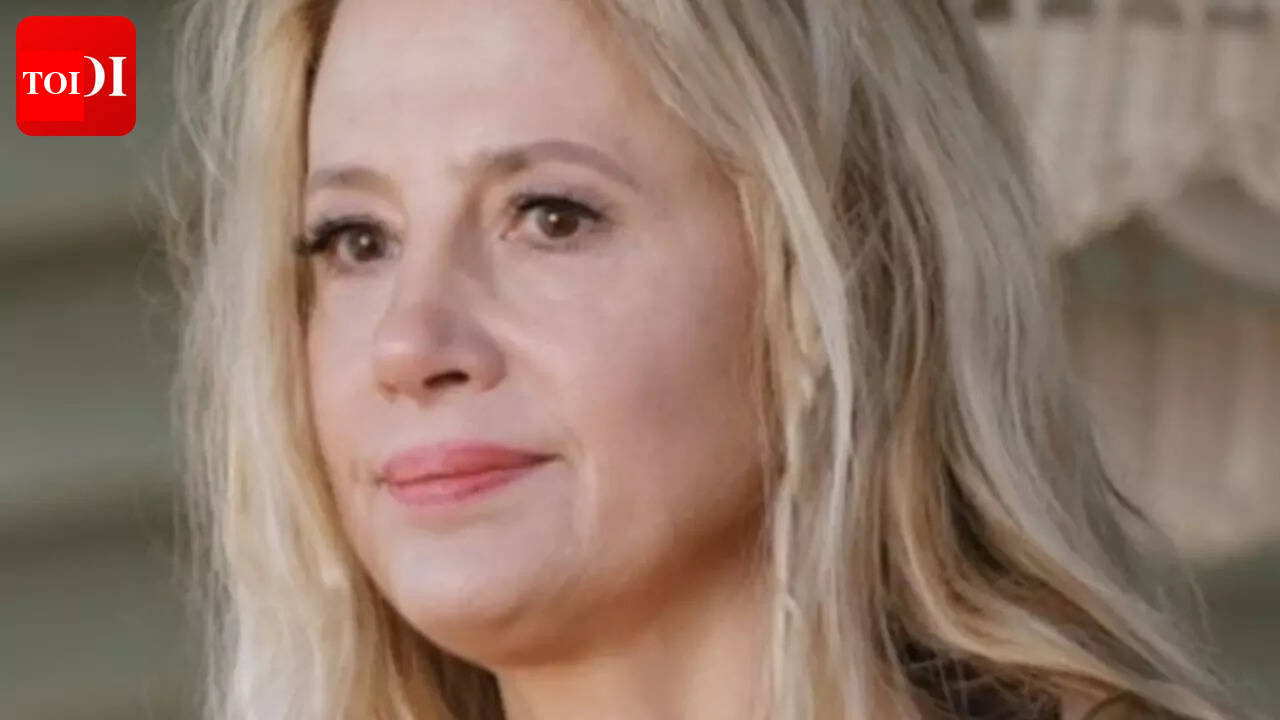 Mira Sorvino reflects on enduring popularity of 'Romy and Michele', says it makes her feel like a 'rock star'