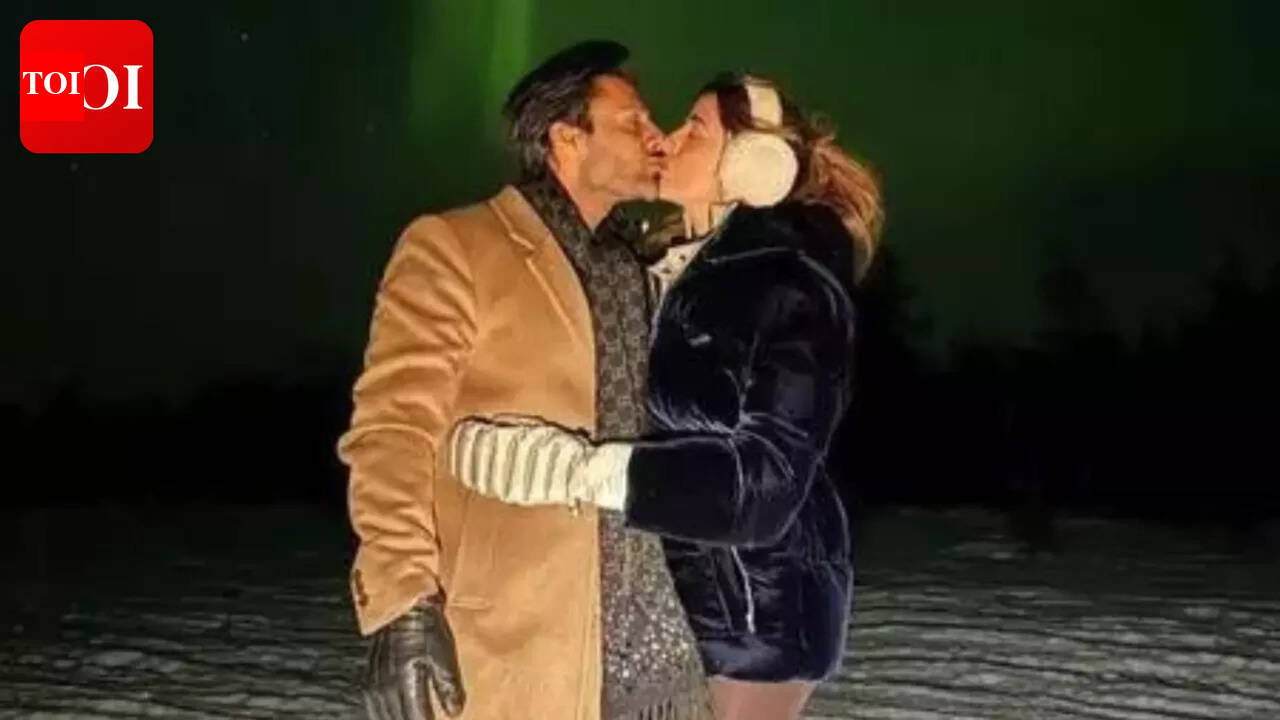 Nupur Sanon and Stebin Ben share romantic kiss under Northern Lights; Honeymoon pictures melt hearts