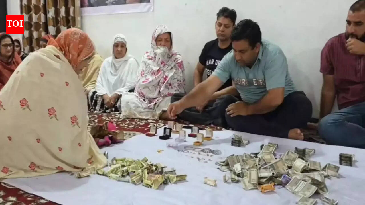 Shia community in J&amp;K donates gold, cash for war-hit Iran, solidarity drive held