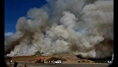 2 sq km of Khajod dumpsite ablaze, smoke blankets SDB