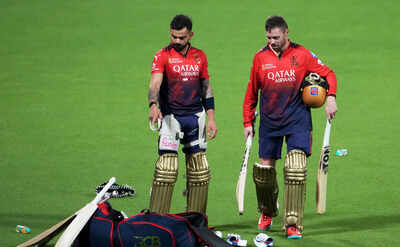  Virat Kohli turns bowler to help his opening partner Phil Salt - Watch