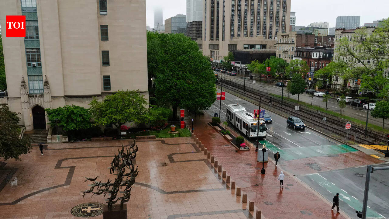 बोस्टन विश्वविद्यालय ने गौरव के झंडे उतारे क्योंकि तटस्थता नीति संकाय की चिंता को बढ़ाती है