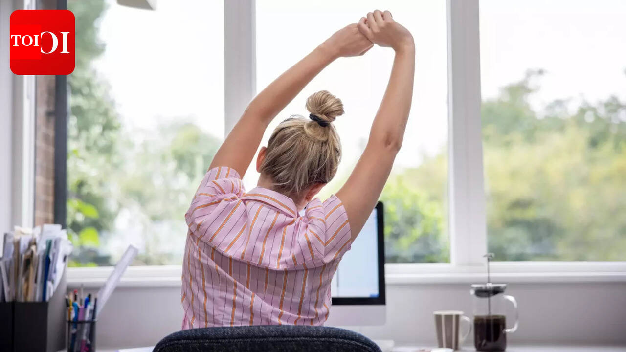 Desk exercise: 5 easy stretches to fix your posture at work!