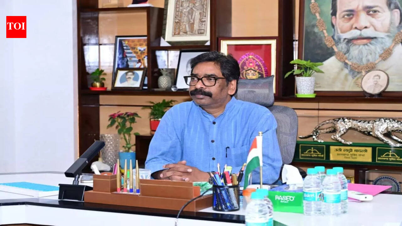 Cars driven over Jharkhand CM's poster on Dhanbad road, JMM lodges police complaint