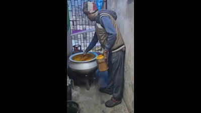 Stray feeders shift to dry food, other cooking modes