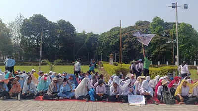 Students hold day-long protest at Agriculture college, demand probe into electrocution death