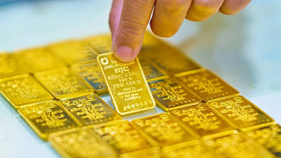  Oil slides, gold & silver rise on US move to end conflict