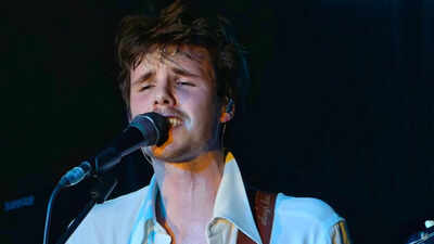 క్రజ్ బెక్హాం 'లోన్లీయెస్ట్ బాయ్' పాడుతున్నప్పుడు వేదికపై ఏడుస్తున్నాడు, సాహిత్యం బ్రూక్లిన్ మరియు విక్టోరియాపై సూచన: 'అమ్మ ఎక్కువ మాట్లాడకు'