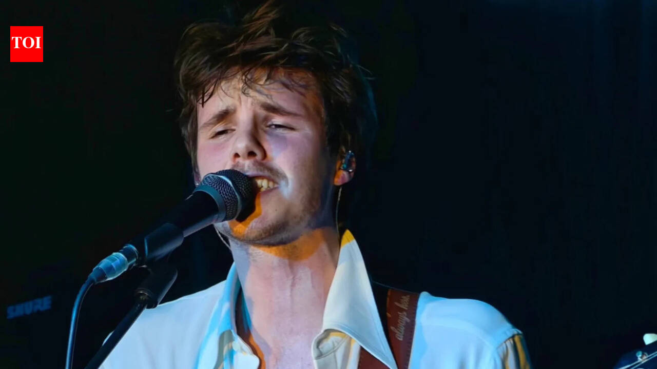 Cruz Beckham cries on stage while singing ‘Loneliest Boy’, lyrics hint at Brooklyn and Victoria: 'Mama don't talk too much'