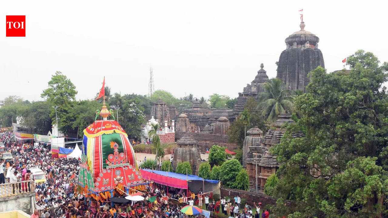 Rukuna Rath veers off track amid rain, pulling halted for 45 minutes