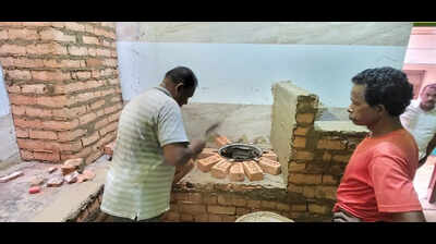 Eateries switch to husk-based chullah amid LPG crisis