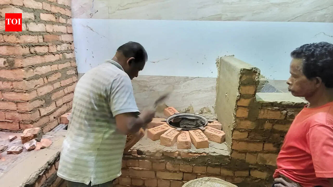 Eateries switch to husk-based chullah amid LPG crisis