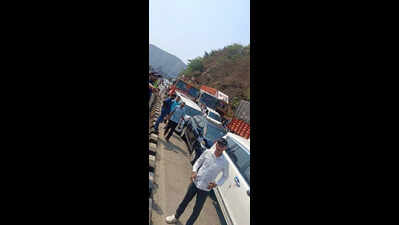 Festival, long weekend, accident cause hours-long traffic jam on Pune-Mumbai eway