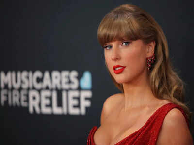  Taylor Swift takes home 7 awards