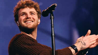 Alex Warren dedicates Artist of the Year Win to late parents at 2026 iHeartRadio Music Awards: ‘I know you're watching’