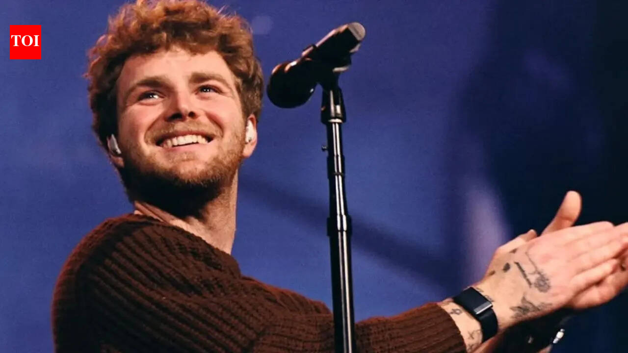 एलेक्स वॉरेन ने 2026 iHeartRadio म्यूजिक अवार्ड्स में आर्टिस्ट ऑफ द ईयर की जीत दिवंगत माता-पिता को समर्पित की: ‘मुझे पता है कि आप देख रहे हैं’ |