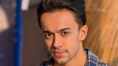 'Dhurandhar' actor Hirav Mehta recalls Flipperachi shoot, says, 'Akshaye Khanna has this amazing aura'