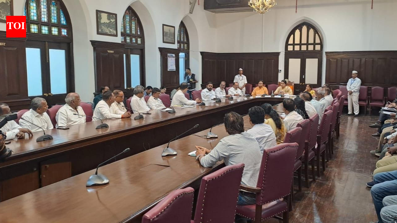 BMC mayor keen on strengthening BEST, clearing worker dues; meets union representatives at civic HQ