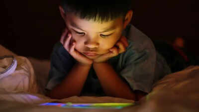 New screen time guidelines in England spark debate among parents