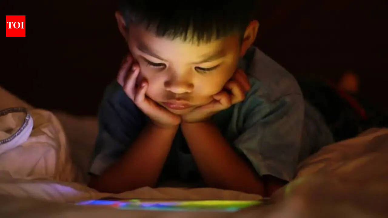 New screen time guidelines in England spark debate among parents