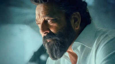 Sanjay Dutt snaps at paparazzi; ‘Dhurandhar: The Revenge’ star reacts in 'Baba style' during family outing - VIDEO