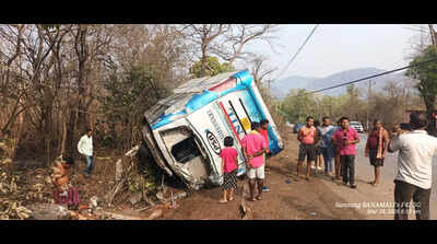5 persons die as bus overturns in Nayagarh district