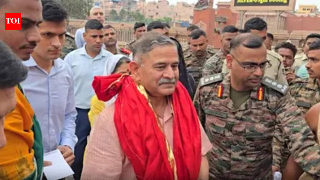 General Dwivedi visits Jagannath temple, offers prayers